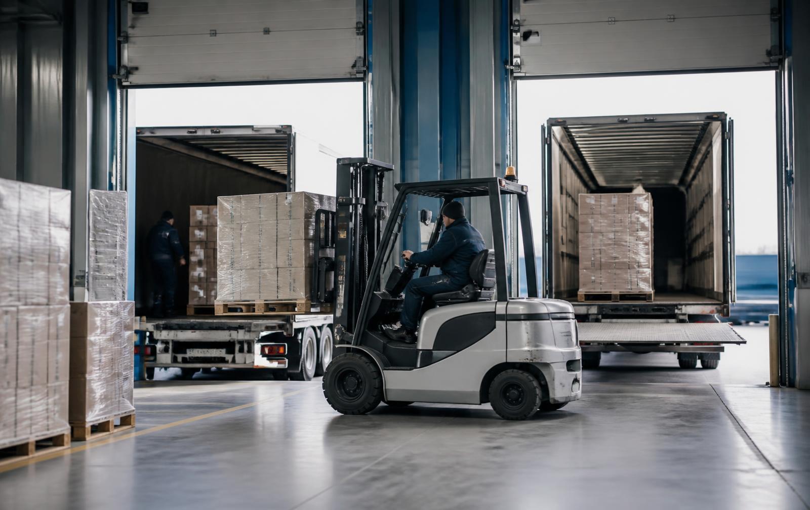 Transferência de cargas entre carretas em doca de cross docking